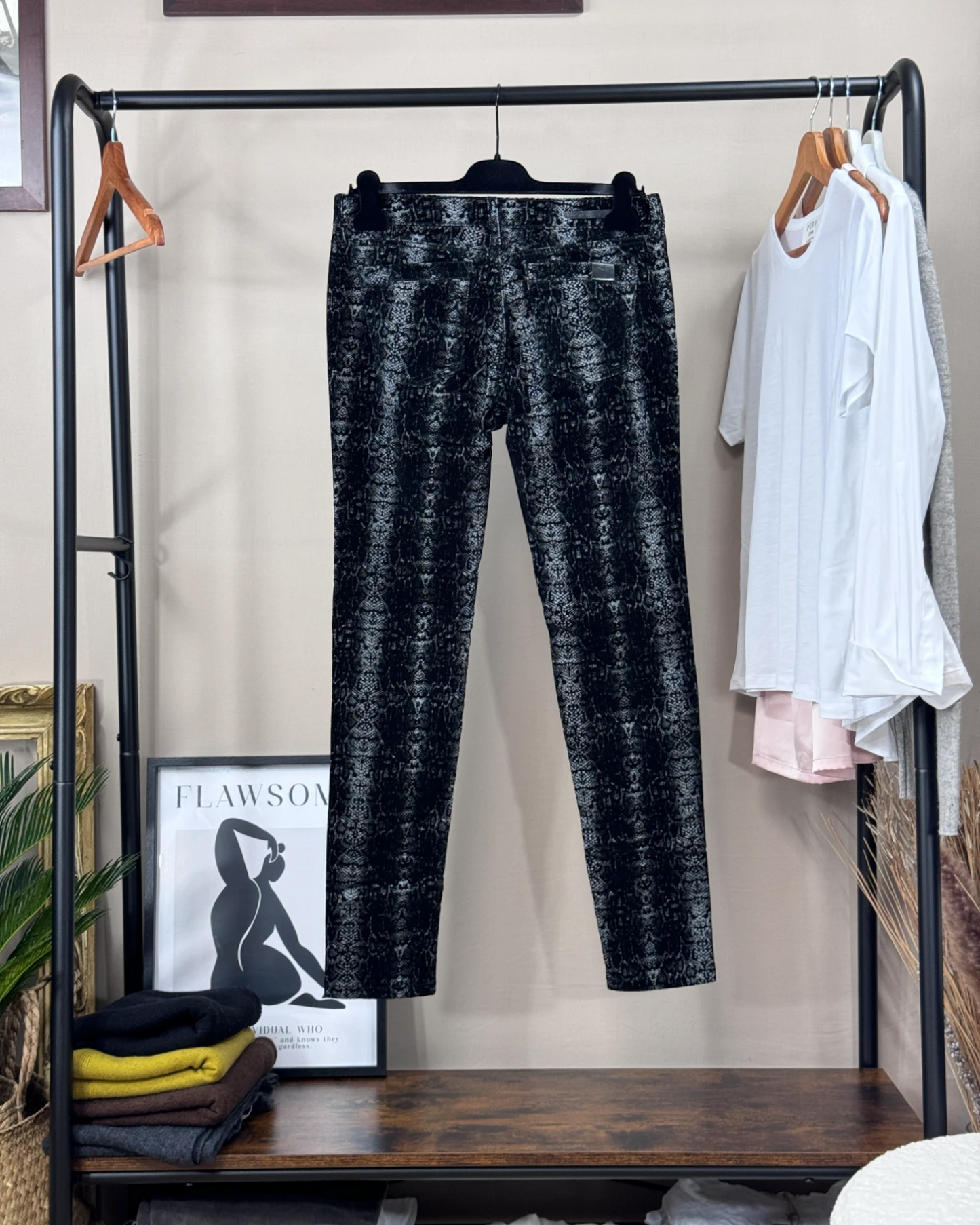 Pantalon Corleone slim velours ras noir motifs python