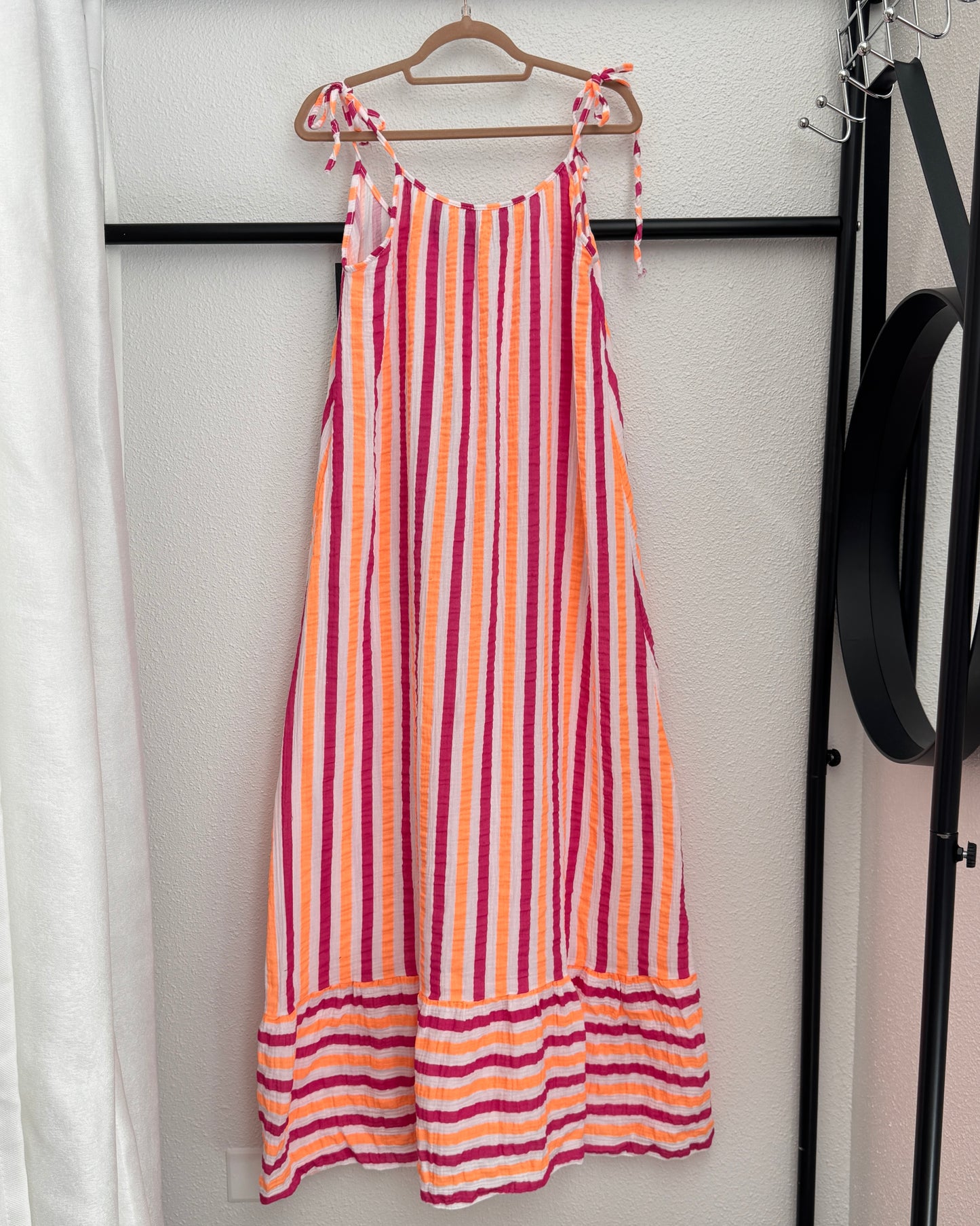 Robe longue à fines bretelles nouées gaze de coton blanc rayures rose orange TU