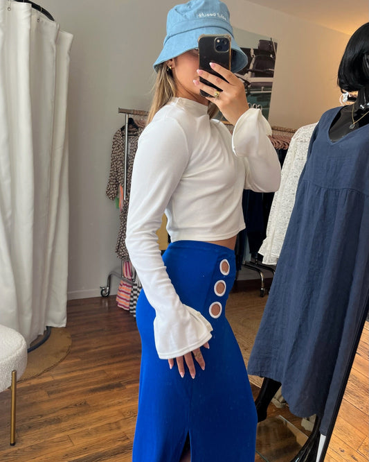 Jupe en maille bleu électrique – Collection The Mermaid Uniform – Salut Beauté zoom côté