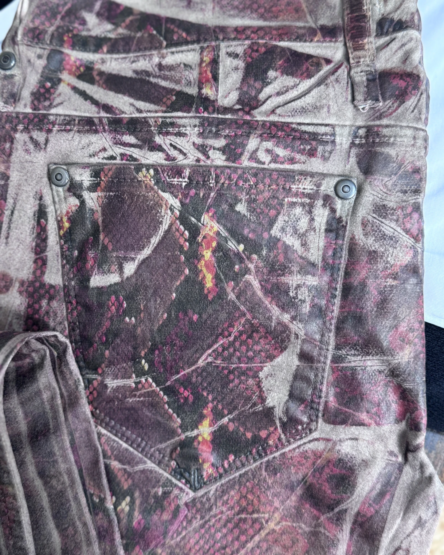 Pantalon Sexy Woman slim gris dirty imprimé python