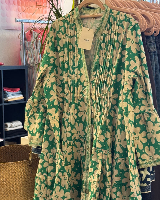 Robe courte trapèze manches longues évasées en coton imprimé verte à fleurs blanches TU CEINTRE