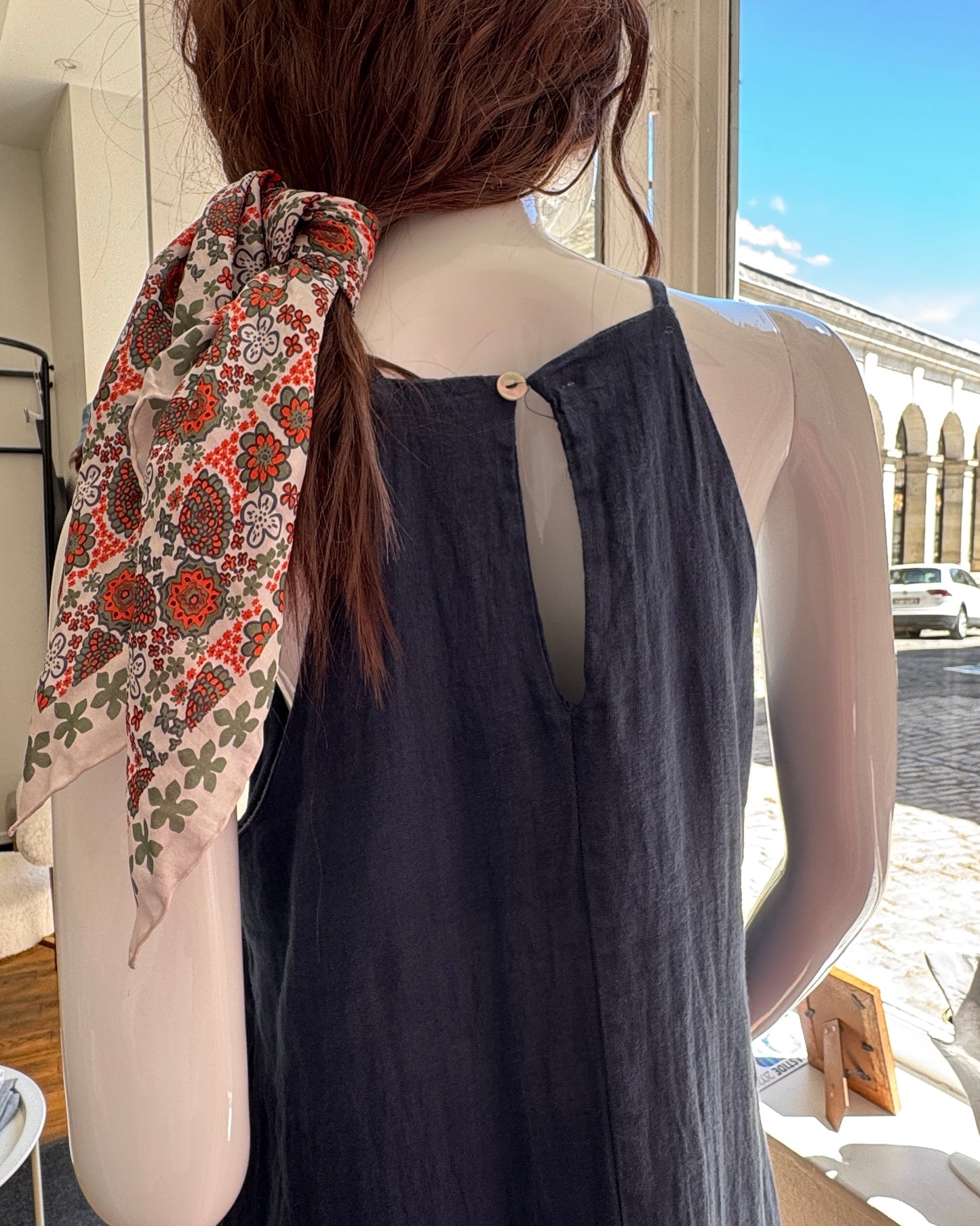 Robe longue en lin bleu marine encolure américaine à fines bretelles TU dos détails
