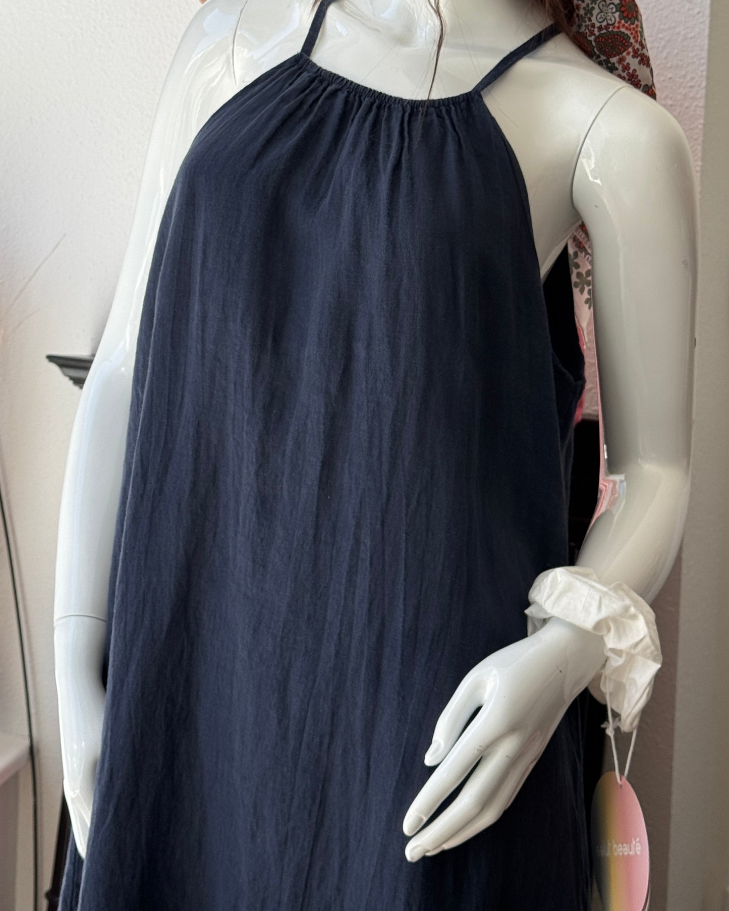Robe longue en lin bleu marine encolure américaine à fines bretelles TU face détails