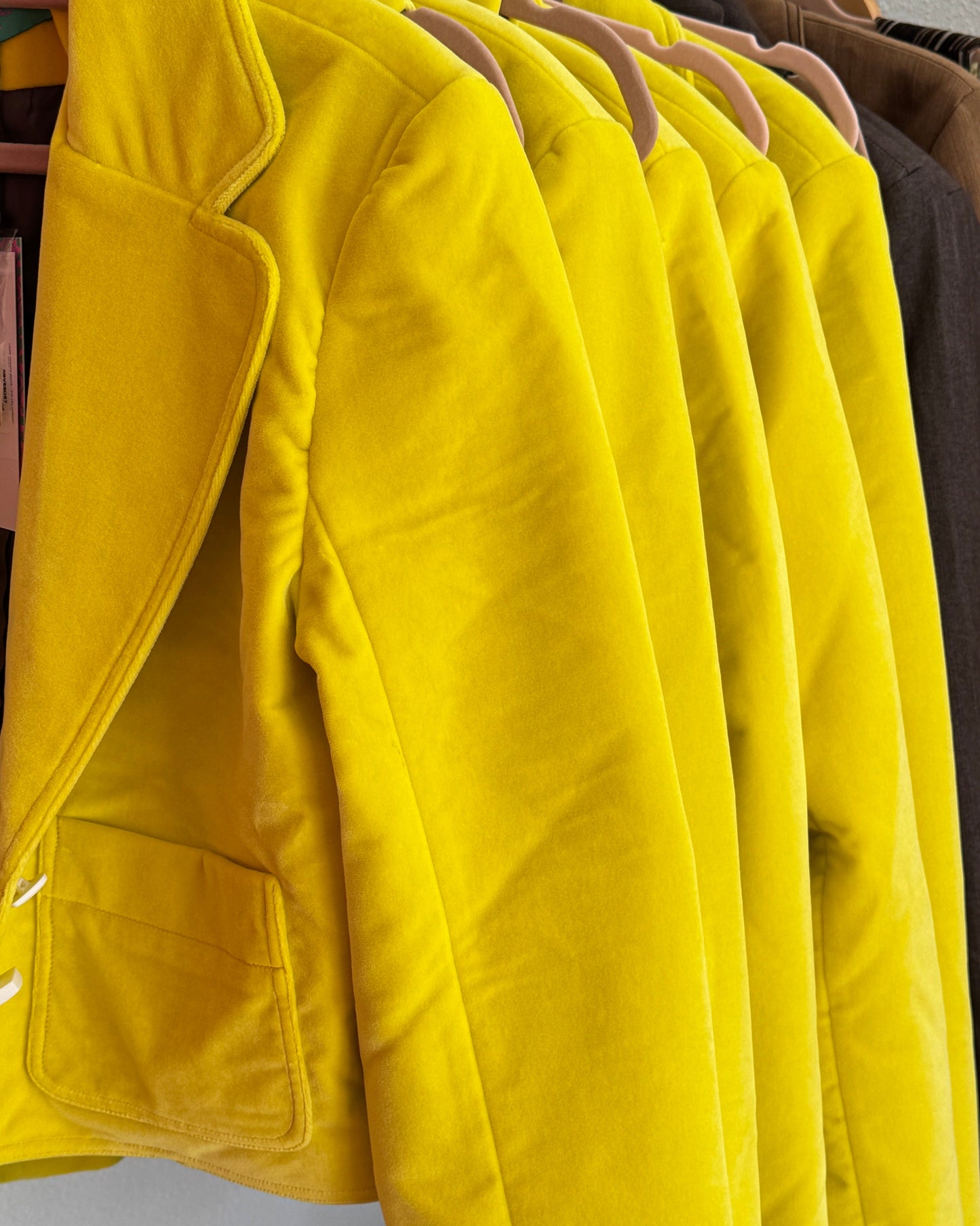 Veste velours jaune - collection the city uniform - Salut Beauté manches