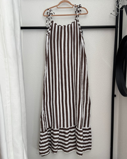 Robe longue à fines bretelles nouées gaze de coton blanc à rayures chocolat TU