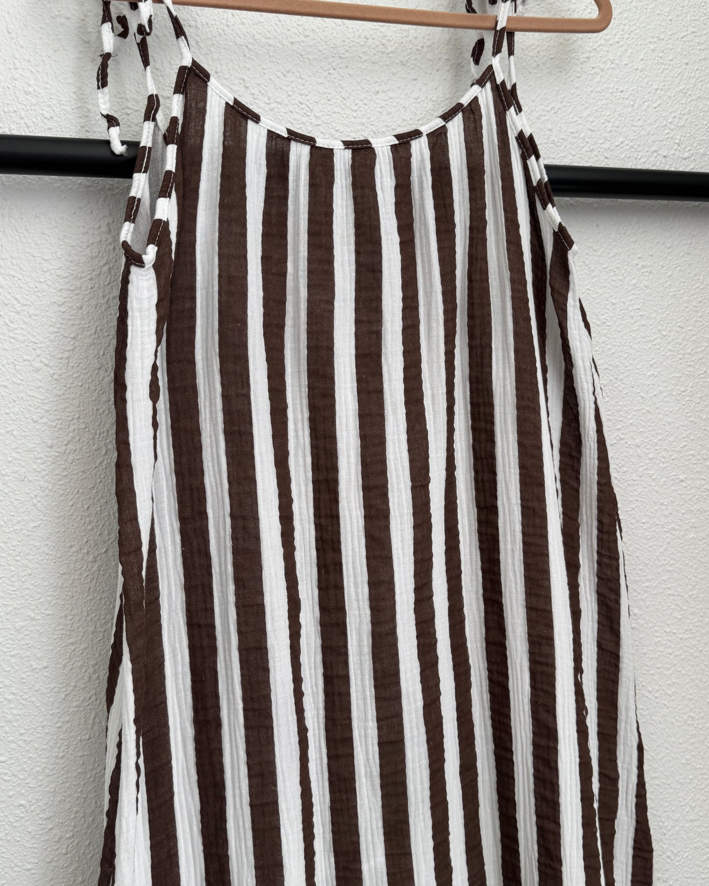 Robe longue à fines bretelles nouées gaze de coton blanc à rayures chocolat TU