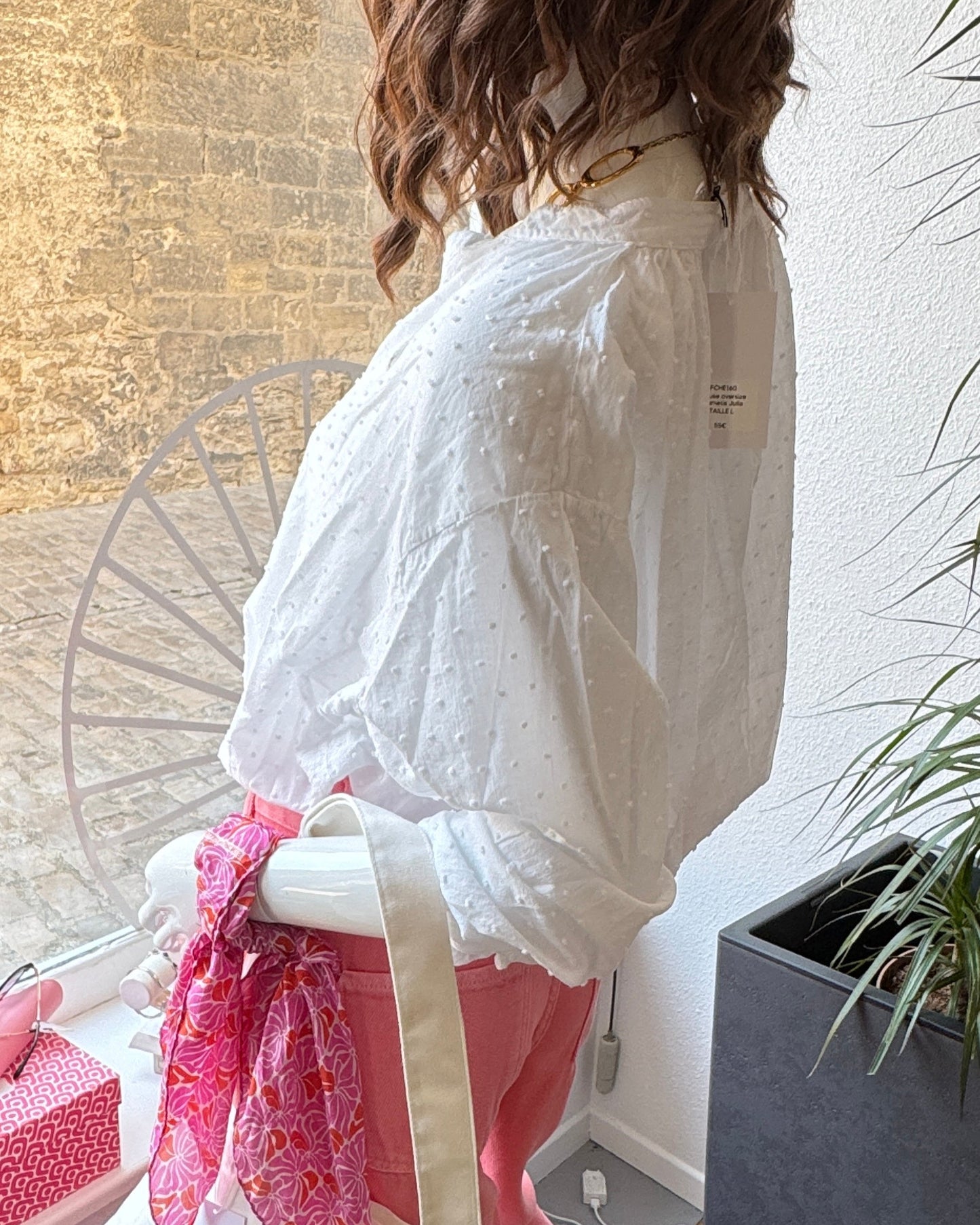 Blouse oversize en plumetis blanc à col mao "Julia" côté
