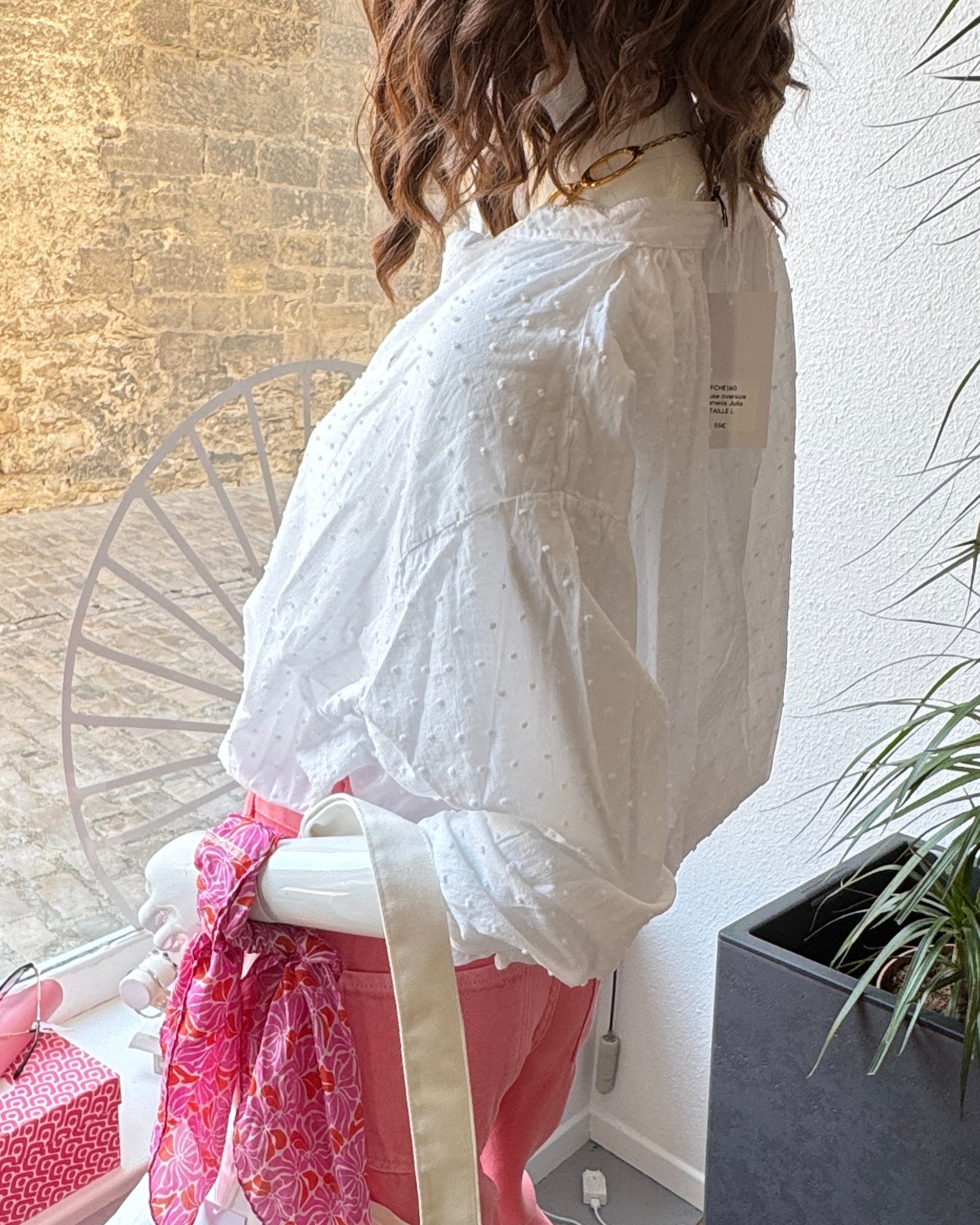 Blouse oversize en plumetis blanc à col mao "Julia" côté