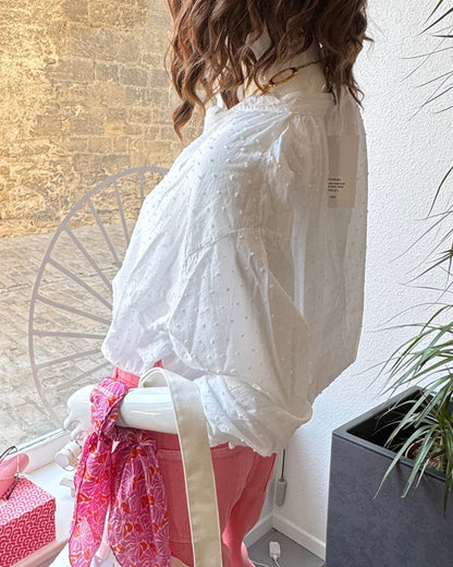 Blouse oversize en plumetis blanc à col mao "Julia" côté