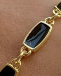Bracelet or rectangles noirs