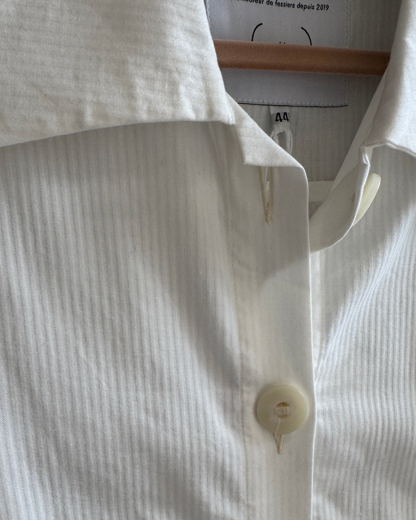 Chemise blanche en coton - Collection "the gardener uniform" - Salut Beauté détails