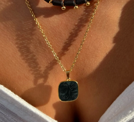 Collier pendentif carré or et pierre noire