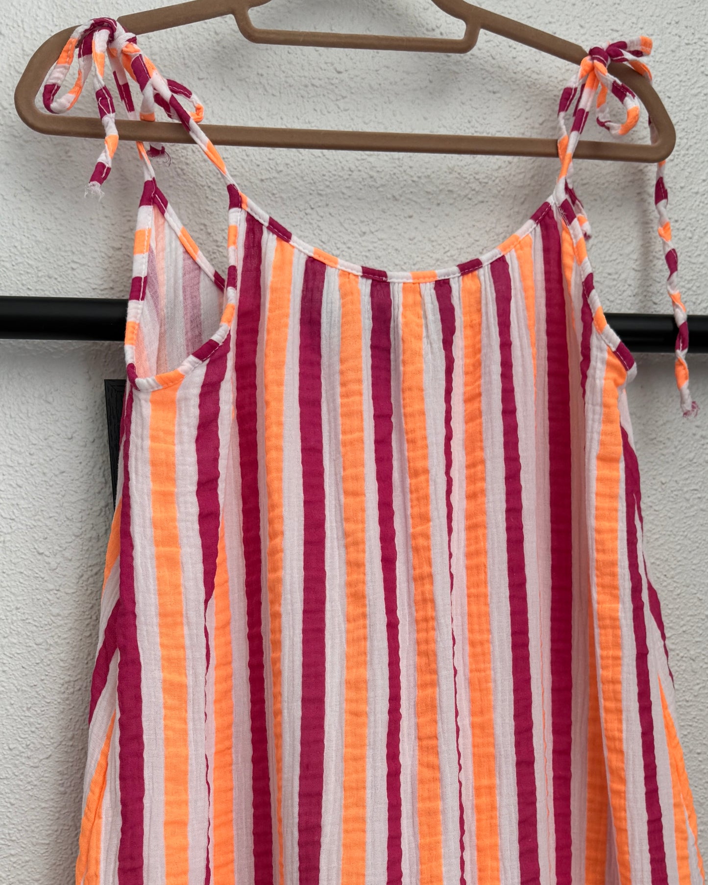 Robe longue à fines bretelles nouées gaze de coton blanc rayures rose orange TU