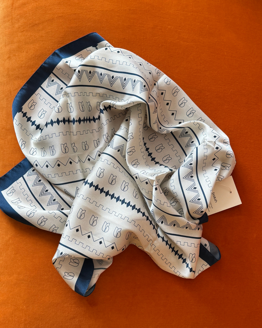 Carré polyester crème et marine 66x66cm BA&SH