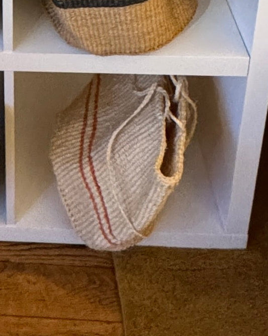 Panier Sisal modèle moyen rond droit paille rayures orange Madagascar