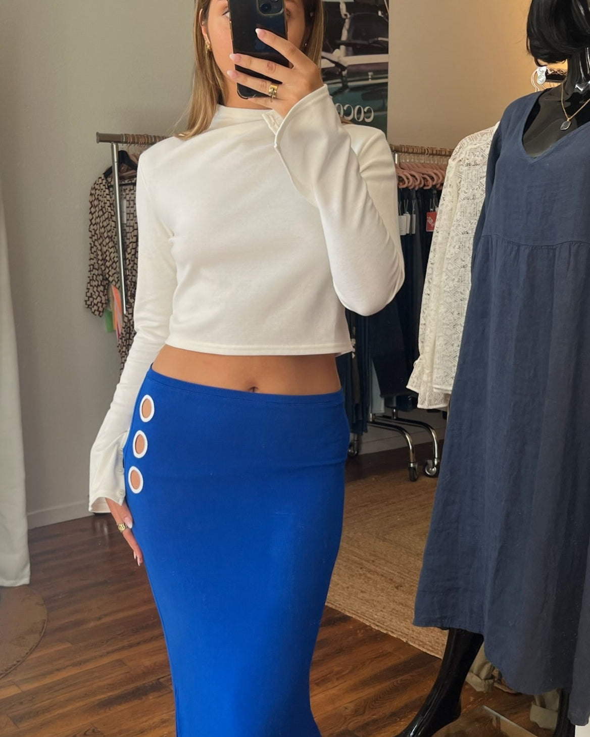 Jupe en maille bleu électrique – Collection The Mermaid Uniform – Salut Beauté zoom