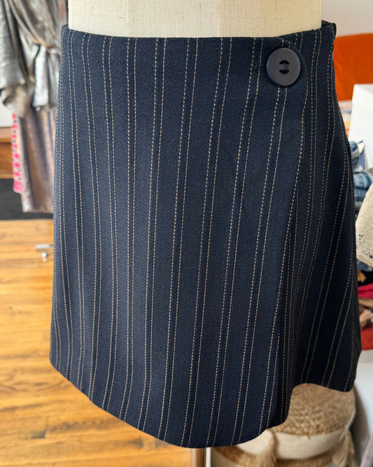 Jupe portefeuille bleu à rayures - The dandy uniform - Salut Beauté mannequin