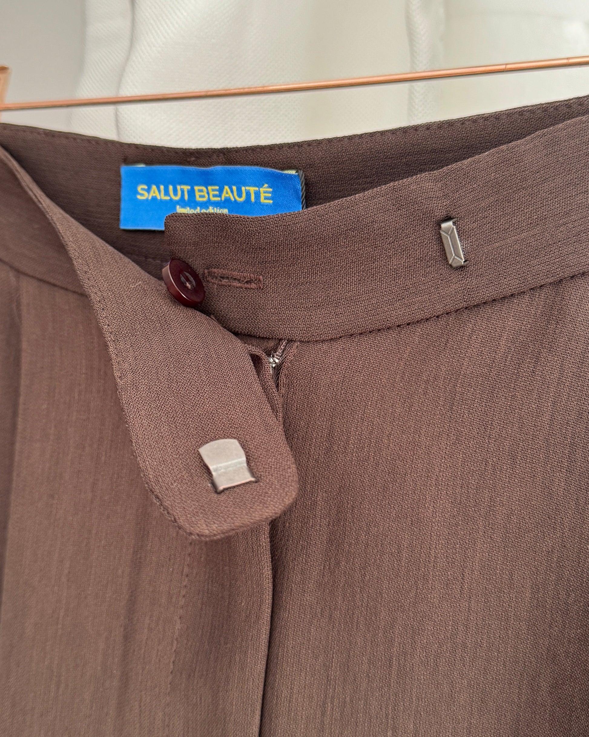 Pantalon chocolat - the city uniform - Salut Beauté boutons