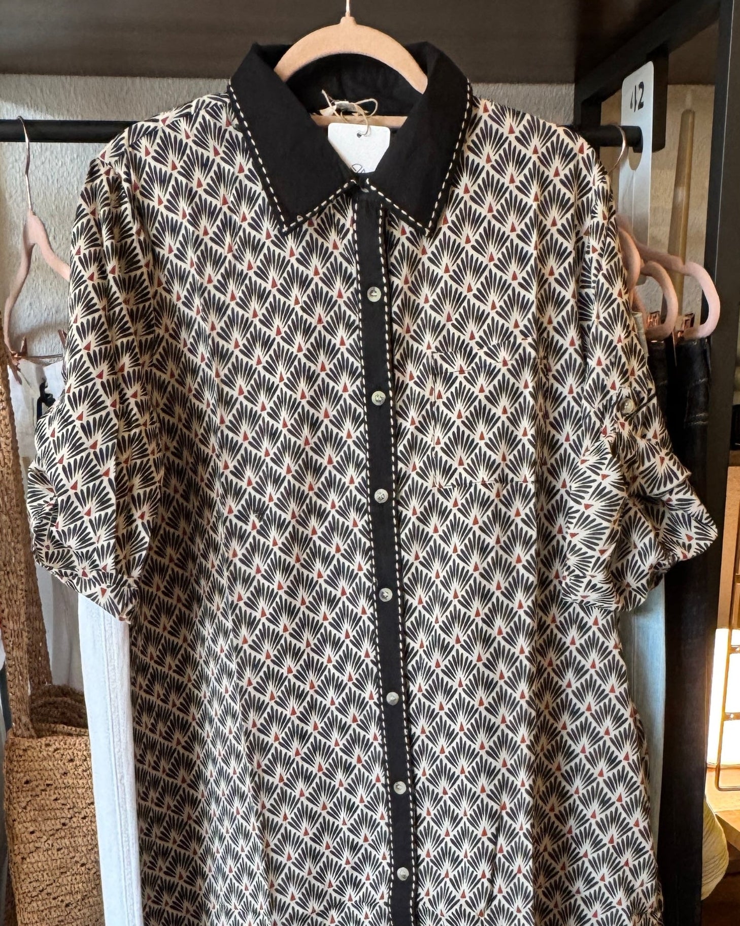 Robe chemise mi-longue manches mi-longues motifs graphiques noir blanc or - Orice Cintre