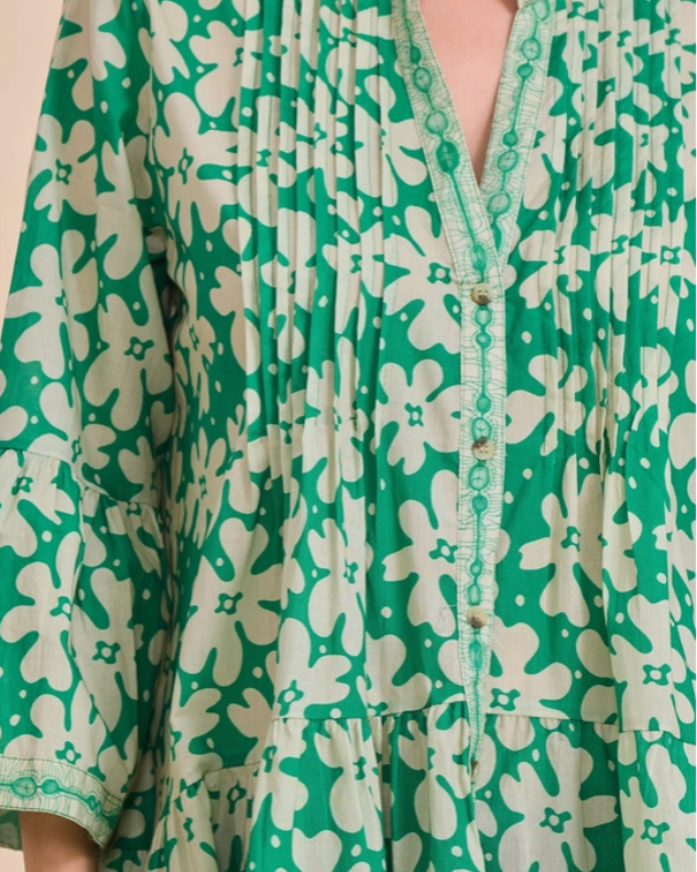 Robe courte trapèze manches longues évasées en coton imprimé verte à fleurs blanches - Orice zoom