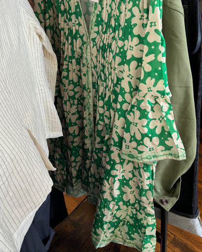 Robe courte trapèze manches longues évasées en coton imprimé verte à fleurs blanches TU 