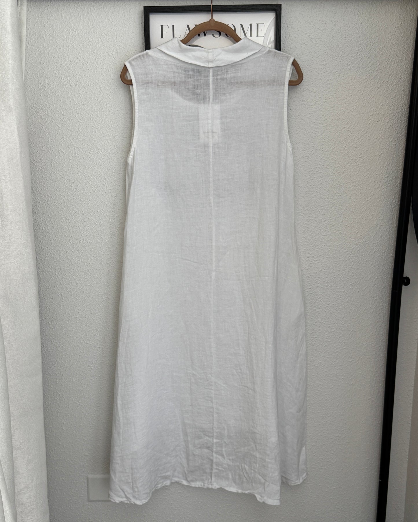 Robe en lin blanc évasée asymétrique col bénitier TU dos sur cintre