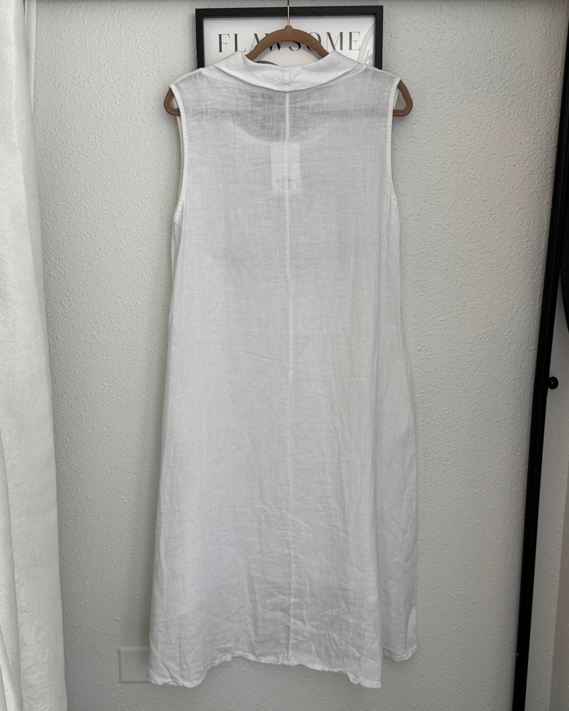 Robe en lin blanc évasée asymétrique col bénitier TU dos sur cintre
