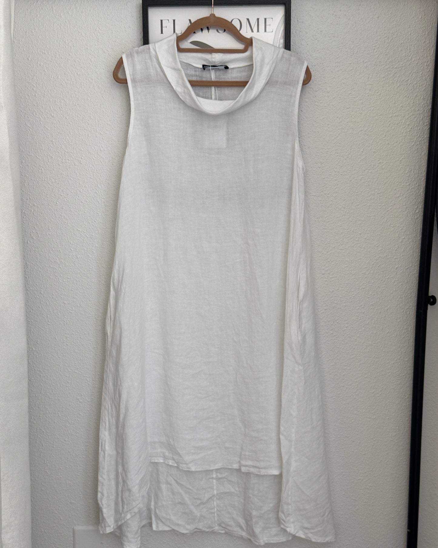 Robe en lin blanc évasée asymétrique col bénitier TU face