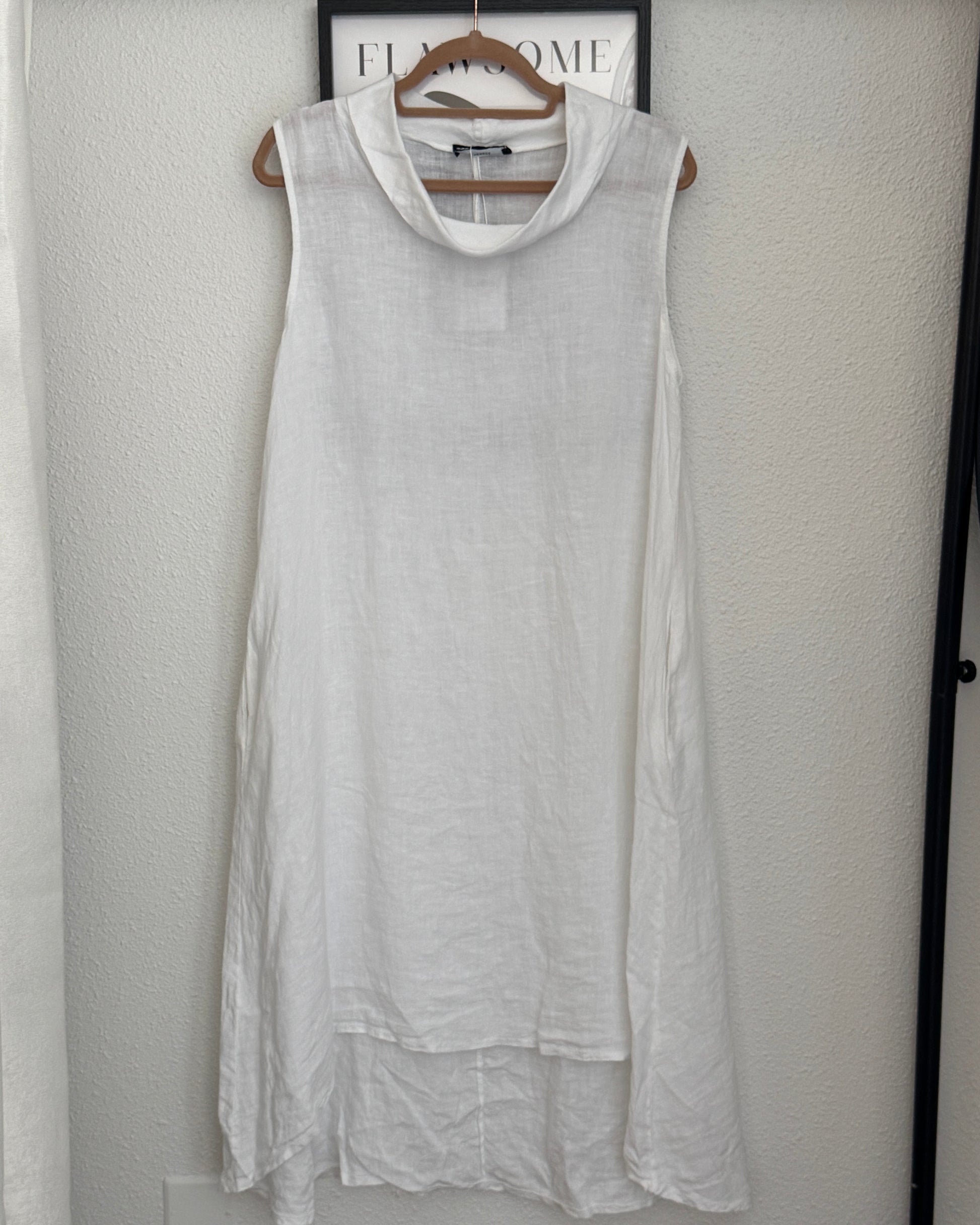 Robe en lin blanc évasée asymétrique col bénitier TU face