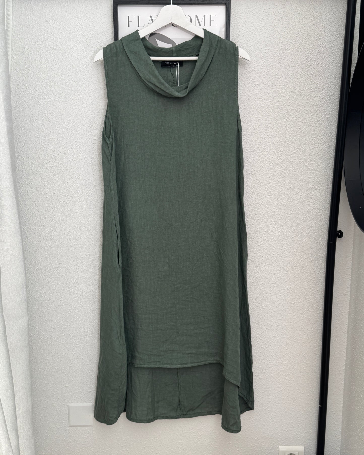 Robe en lin kaki évasée asymétrique col bénitier TU cintre