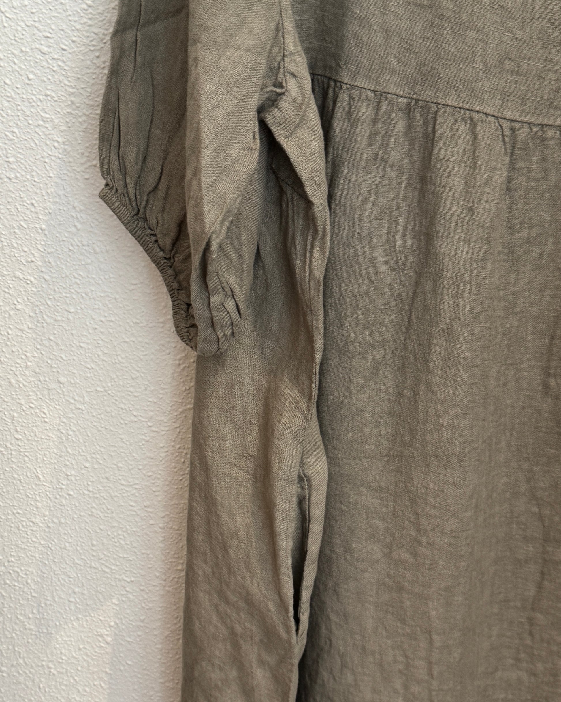 Robe en lin taupe oversize détails