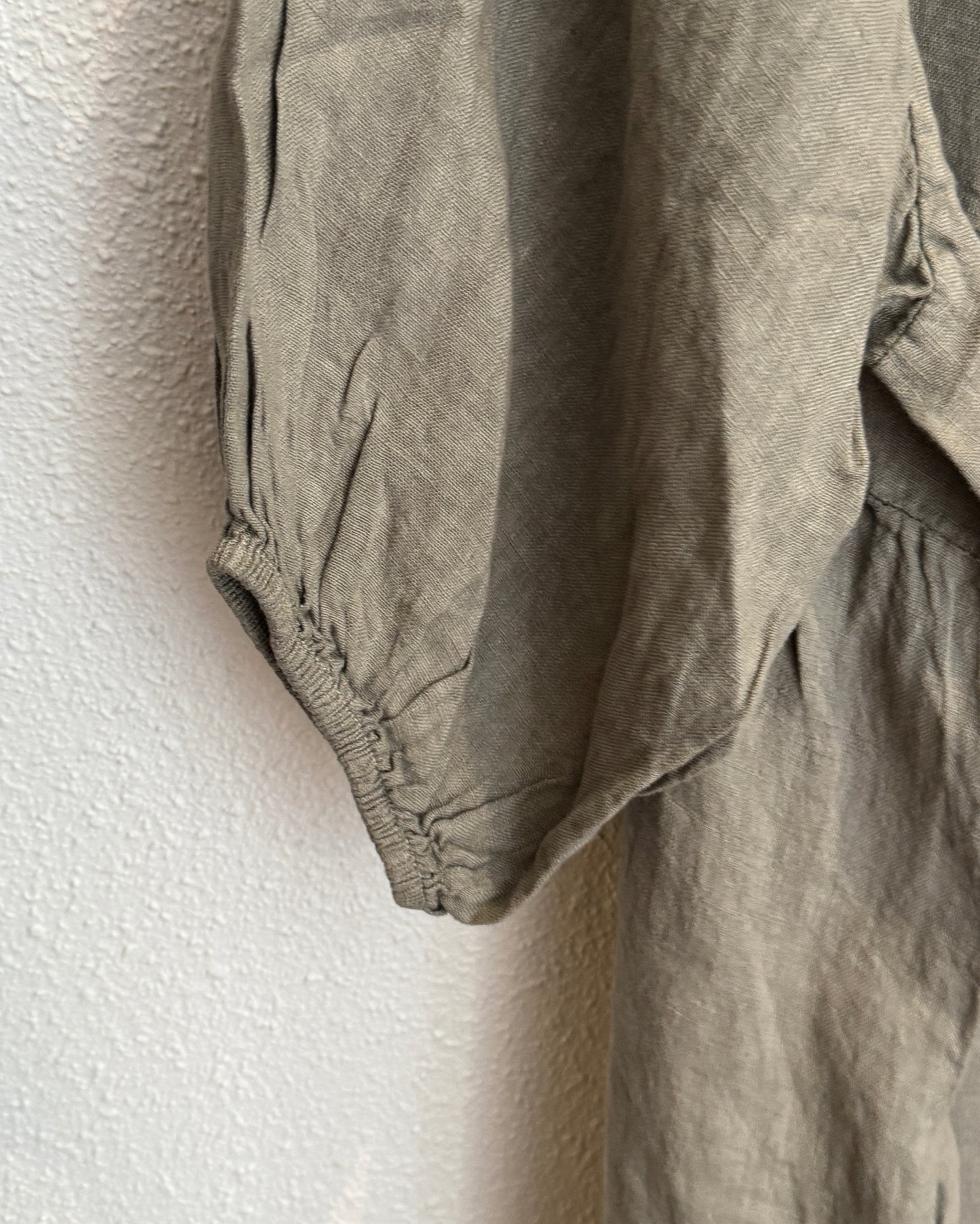 Robe en lin taupe oversize détails manches