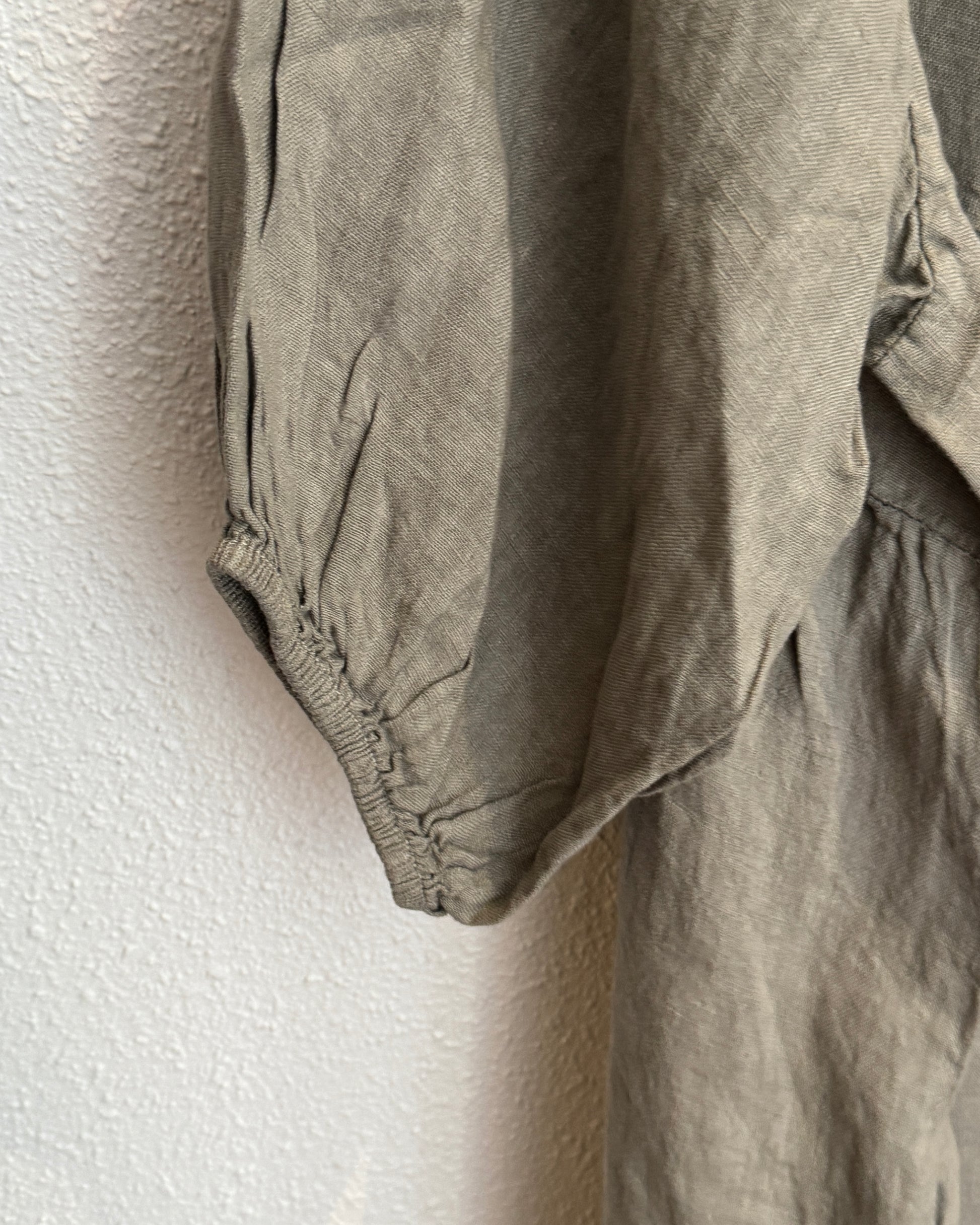Robe en lin taupe oversize détails manches
