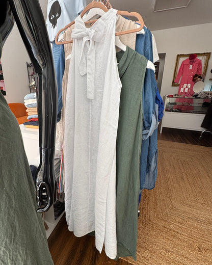 Robe longue en lin blanc à col haut noué nuque dos 