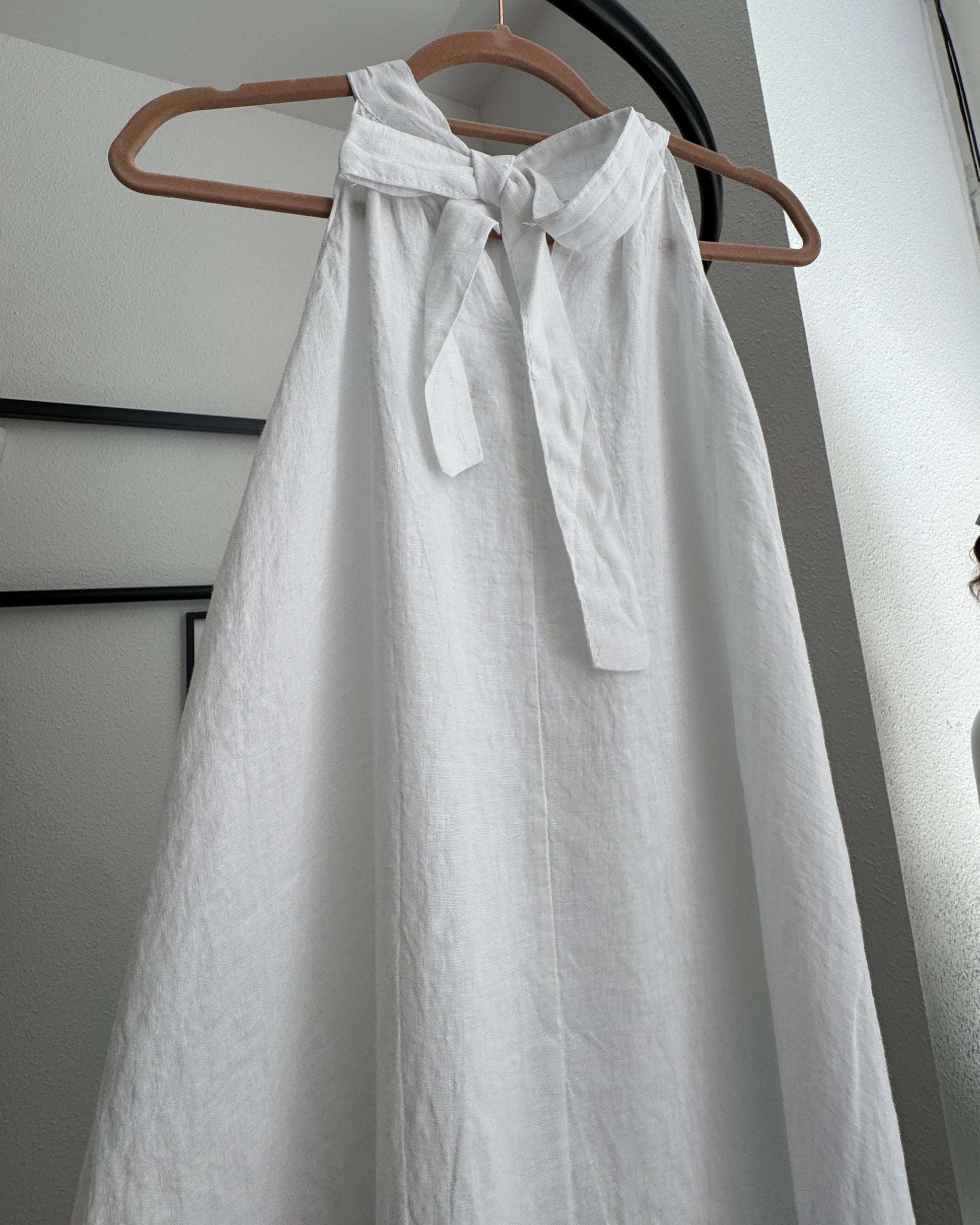Robe longue en lin blanc à col haut noué nuque dos détails