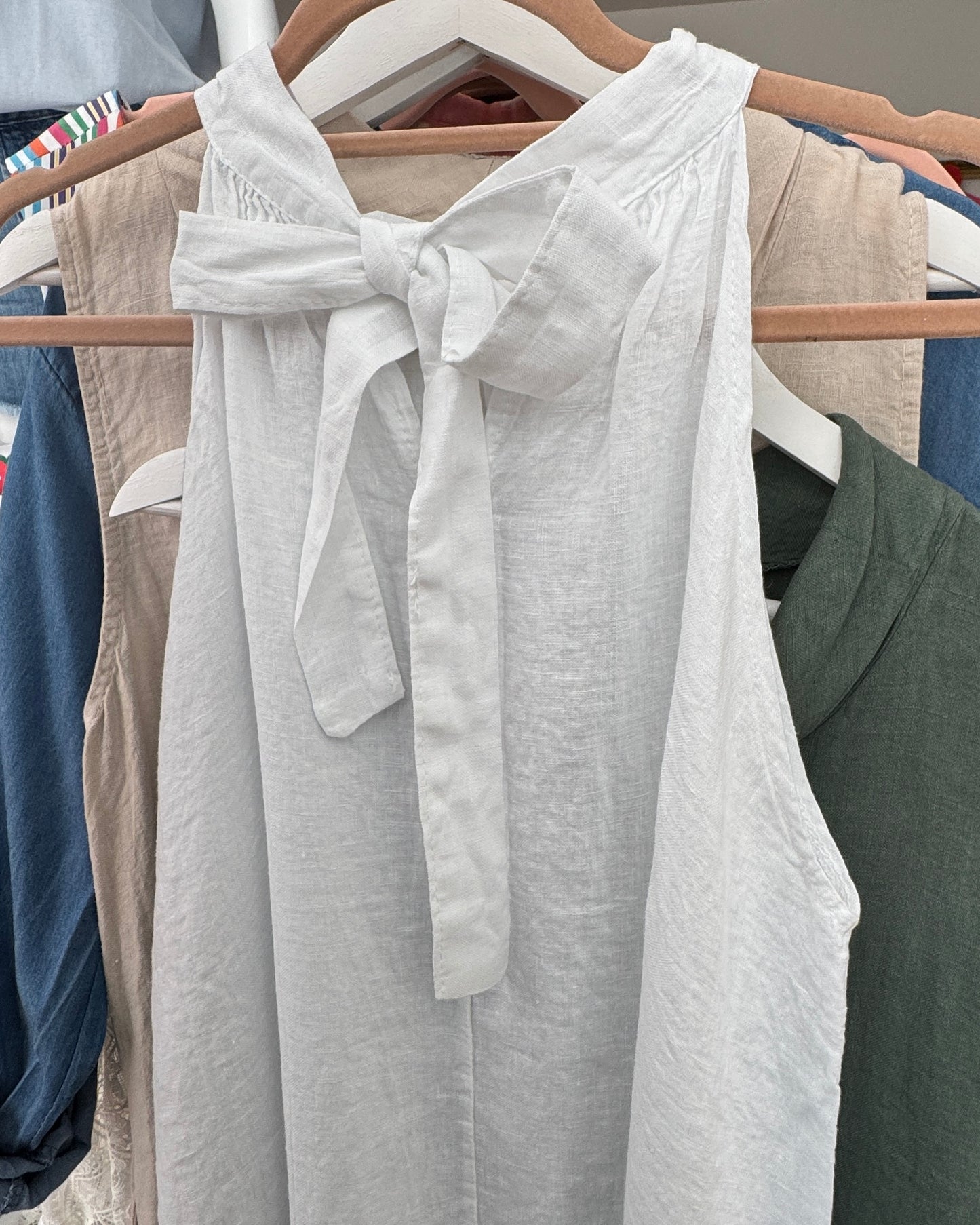 Robe longue en lin blanc à col haut noué nuque dos noeud