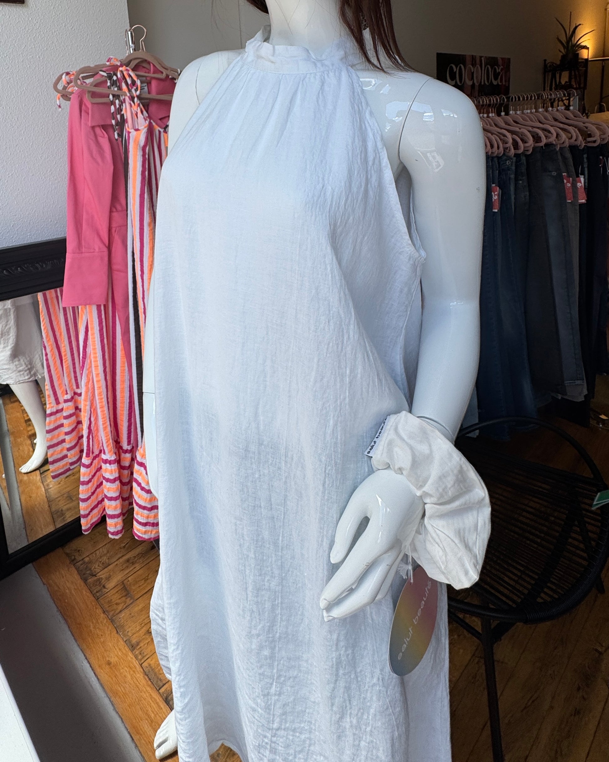 Robe longue en lin blanc à col haut noué nuque face