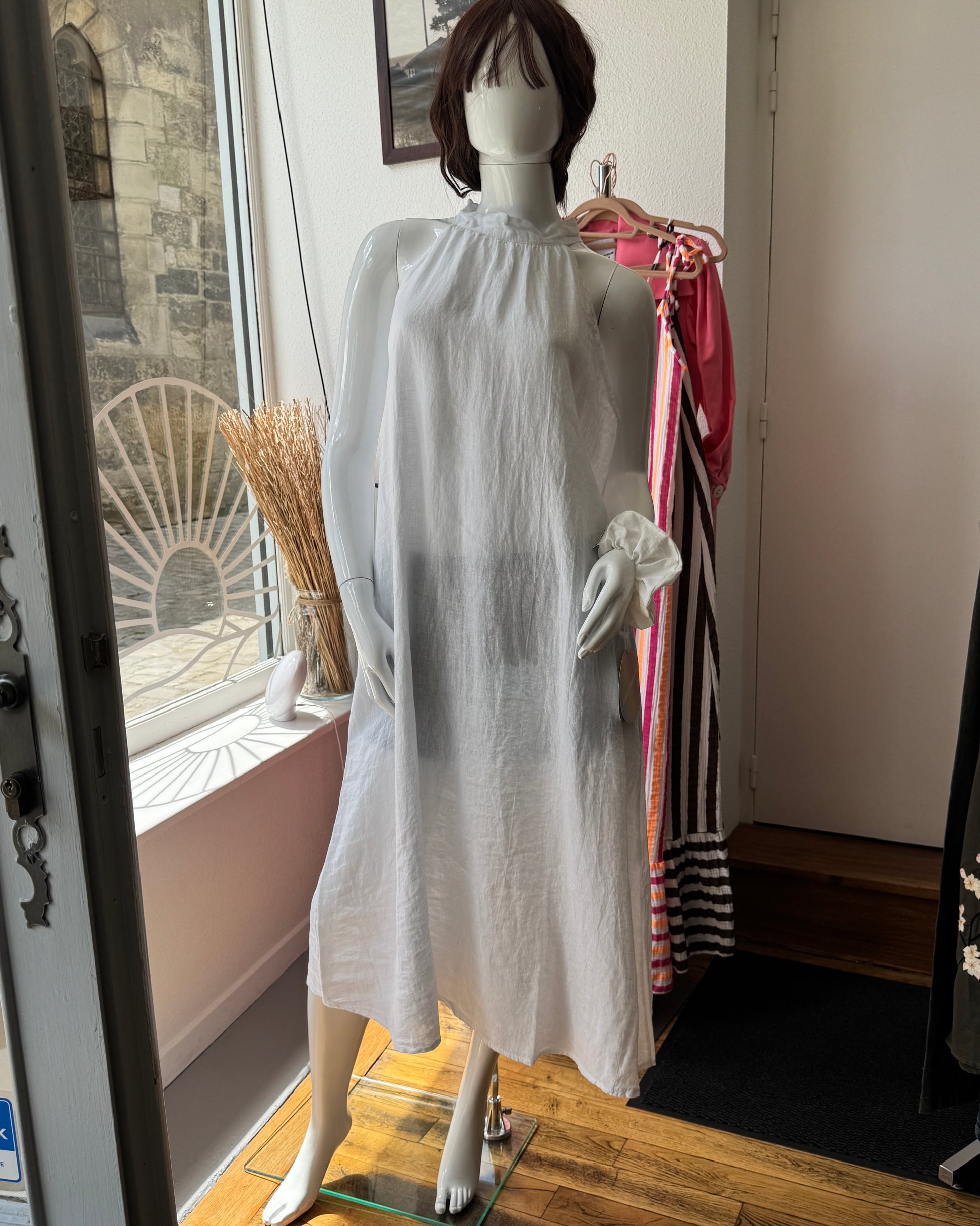 Robe longue en lin blanc à col haut noué nuque face bis