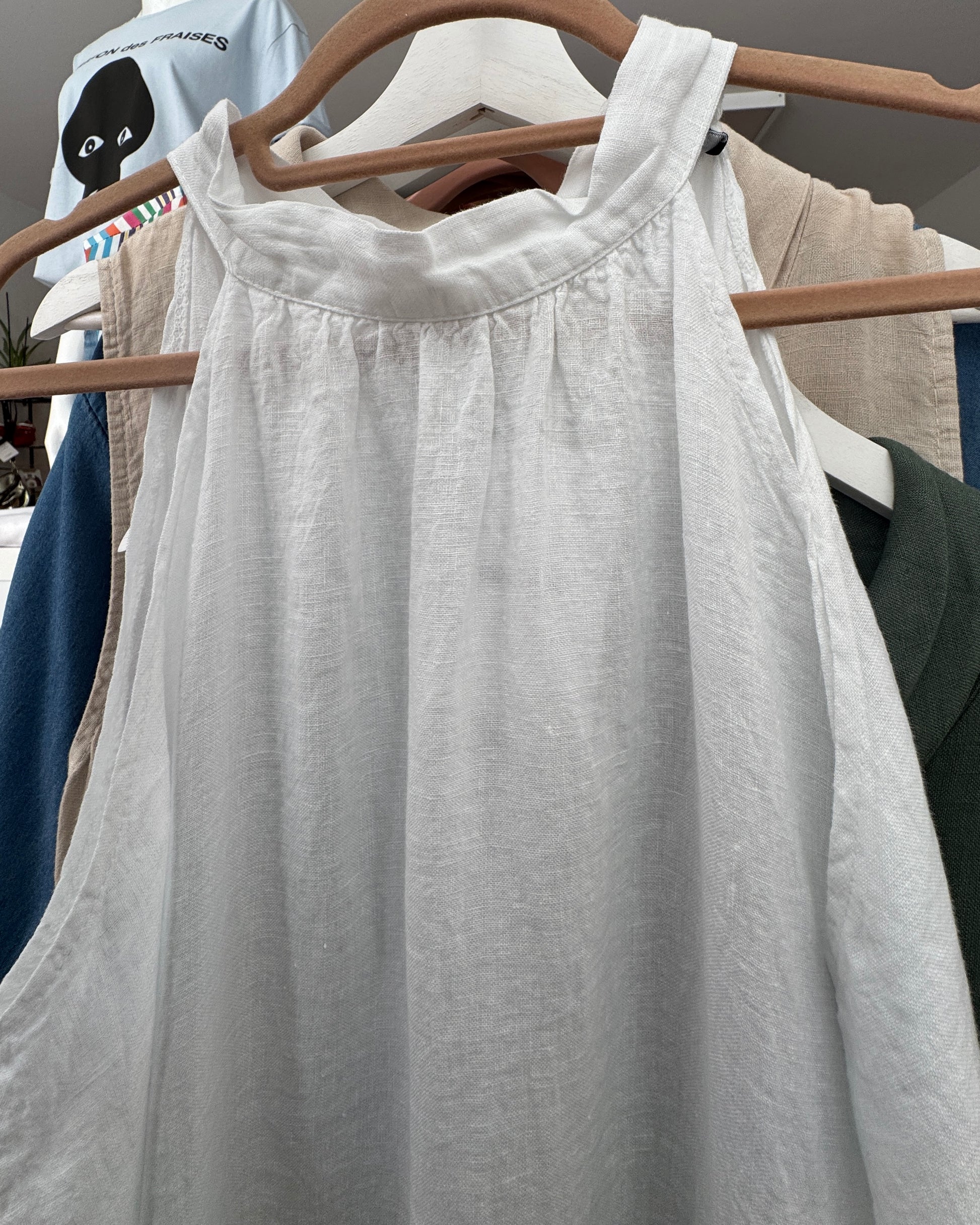 Robe longue en lin blanc à col haut noué nuque face détails