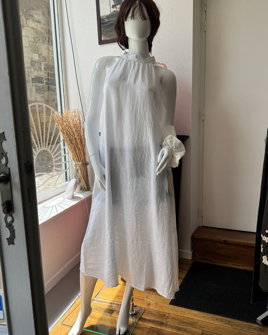 Robe longue en lin blanc à col haut noué nuque face ter