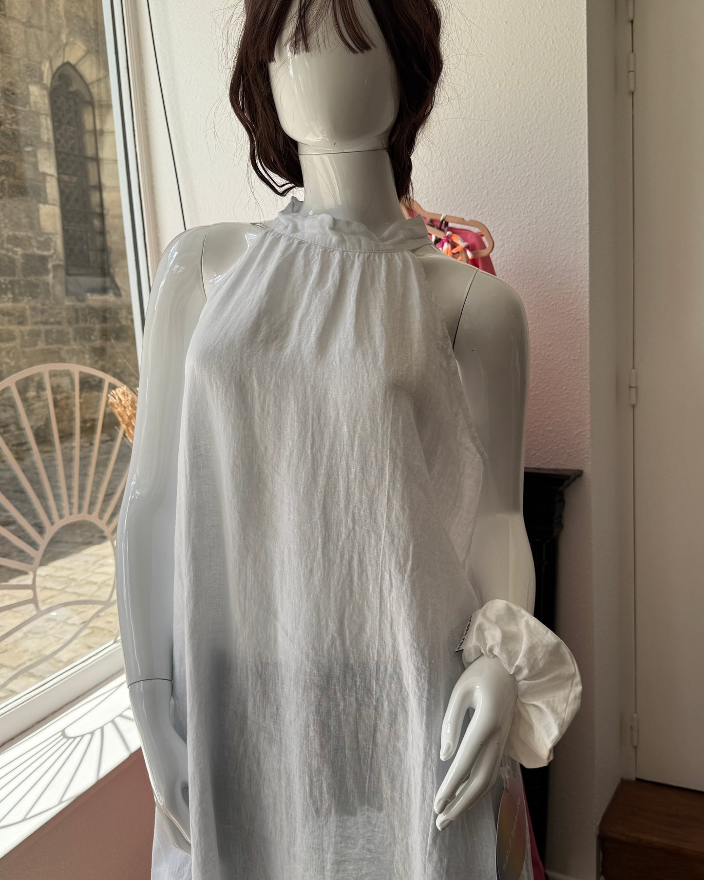 Robe longue en lin blanc à col haut noué nuque face zoom