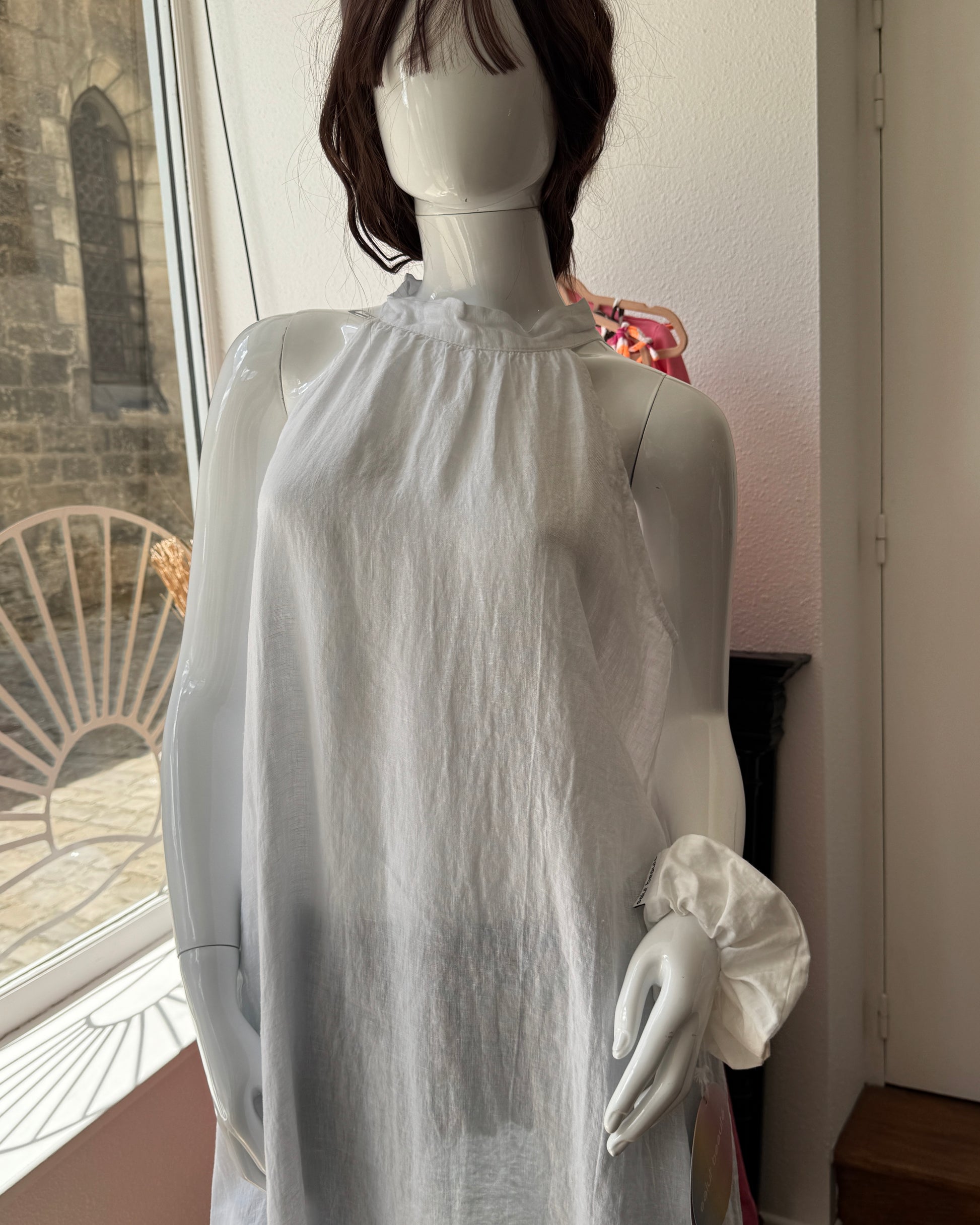 Robe longue en lin blanc à col haut noué nuque face zoom