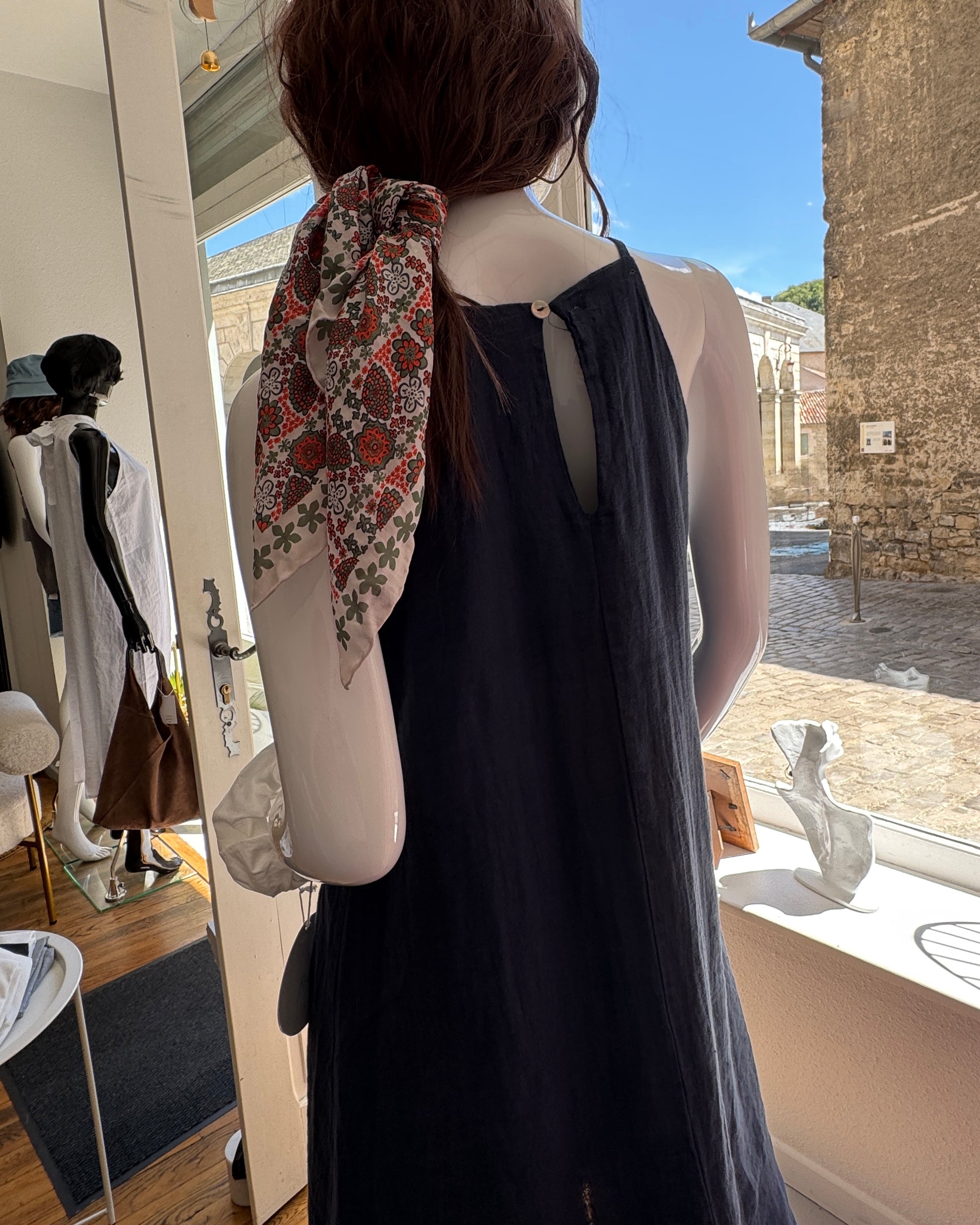 Robe longue en lin bleu marine encolure américaine à fines bretelles TU dos