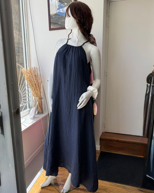 Robe longue en lin bleu marine encolure américaine à fines bretelles TU face