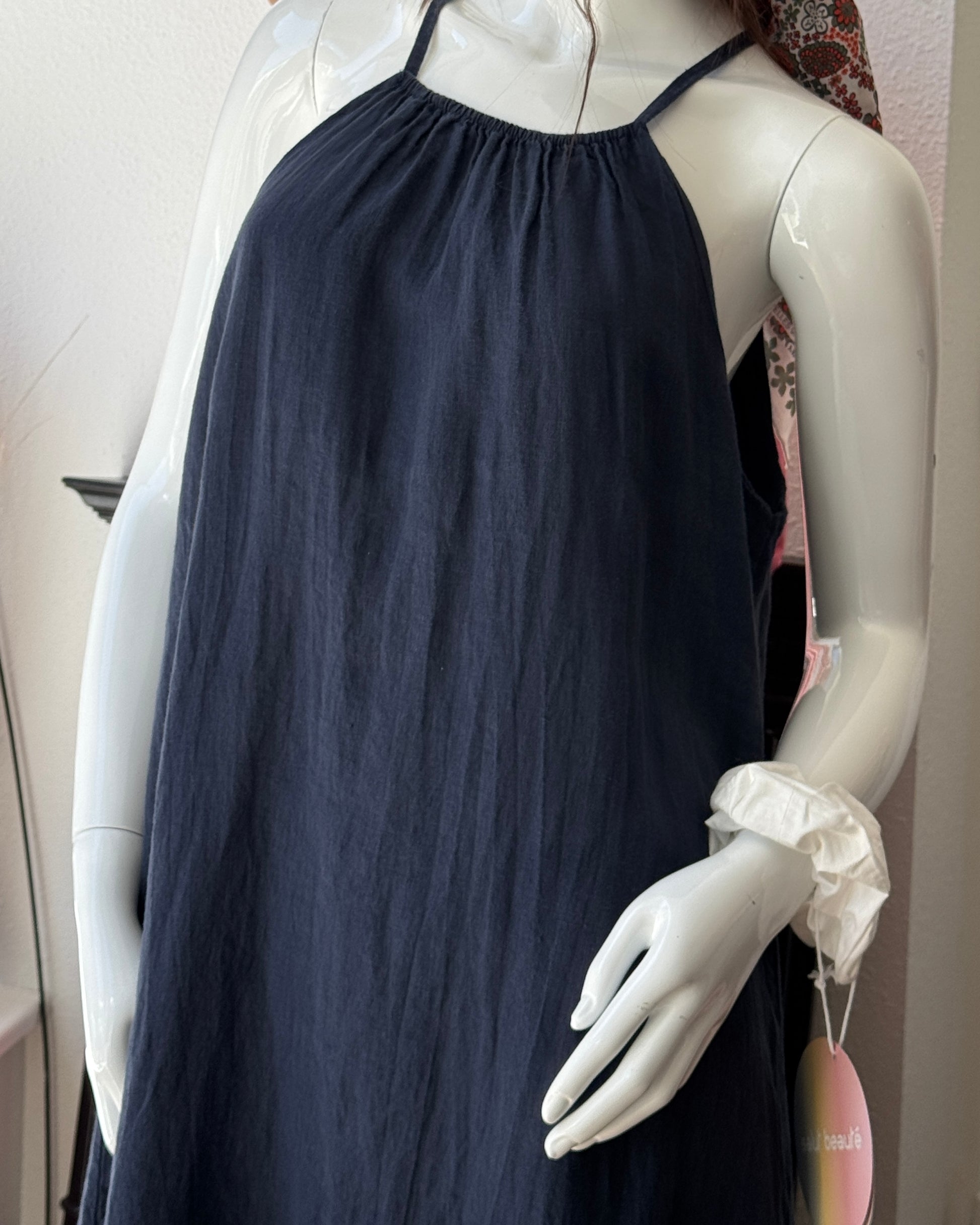Robe longue en lin bleu marine encolure américaine à fines bretelles TU face détails