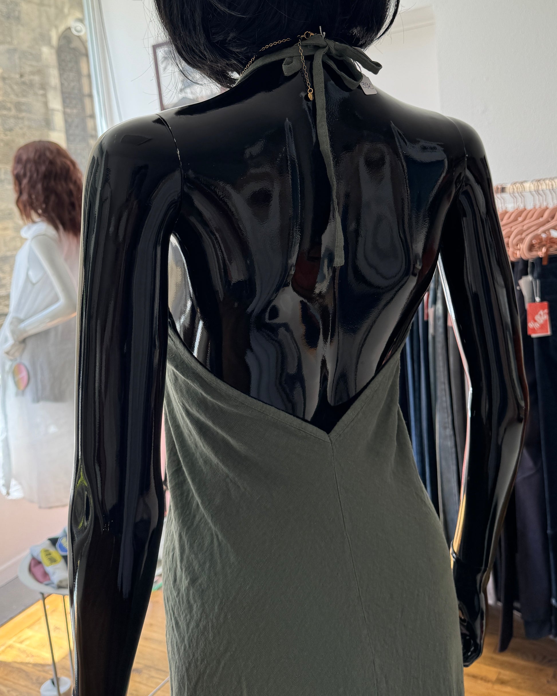 Robe longue en lin dos nu à fines bretelles nouée nuque kaki TU détails dos