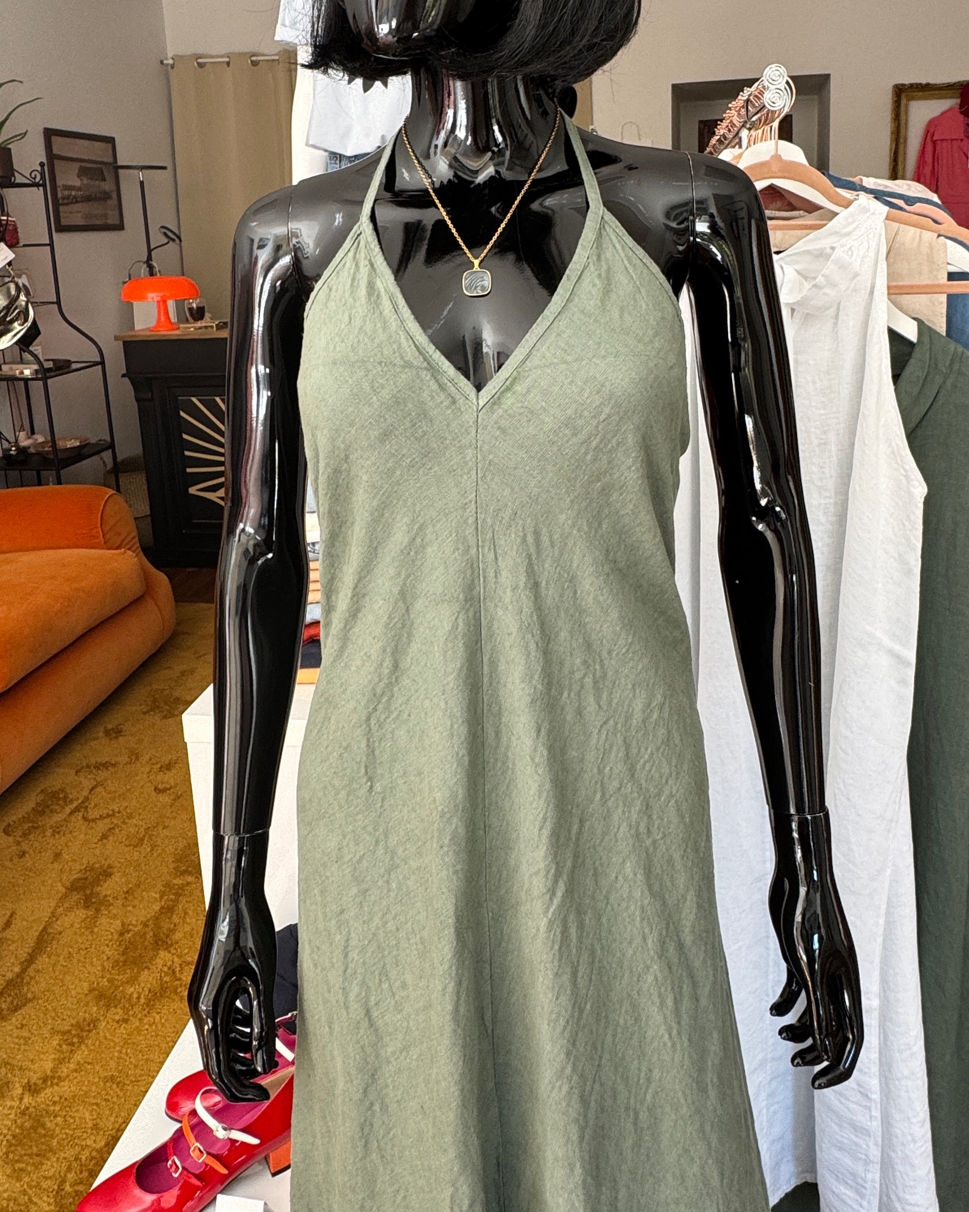 Robe longue en lin dos nu à fines bretelles nouée nuque kaki TU détails face