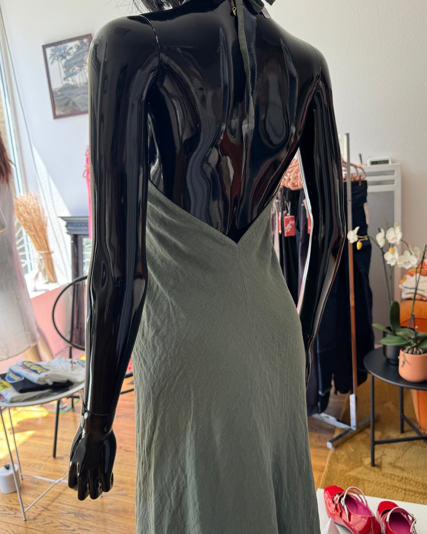 Robe longue en lin dos nu à fines bretelles nouée nuque kaki TU dos
