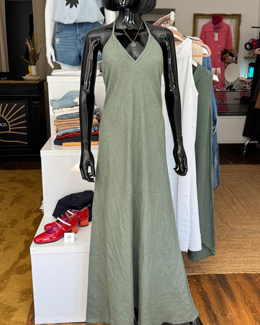 Robe longue en lin dos nu à fines bretelles nouée nuque kaki TU face