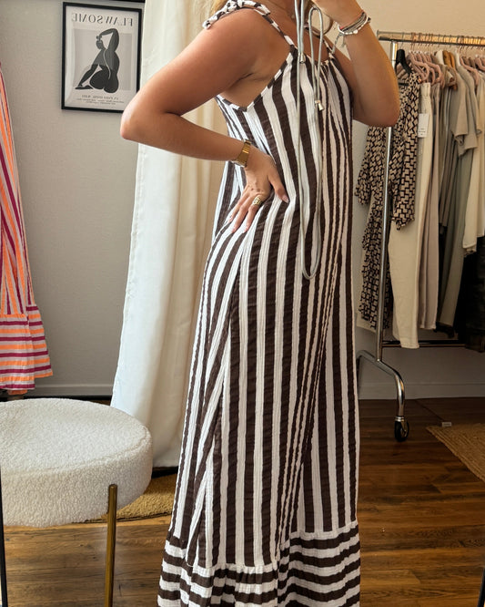 Robe longue à fines bretelles nouées gaze de coton blanc à rayures chocolat TU